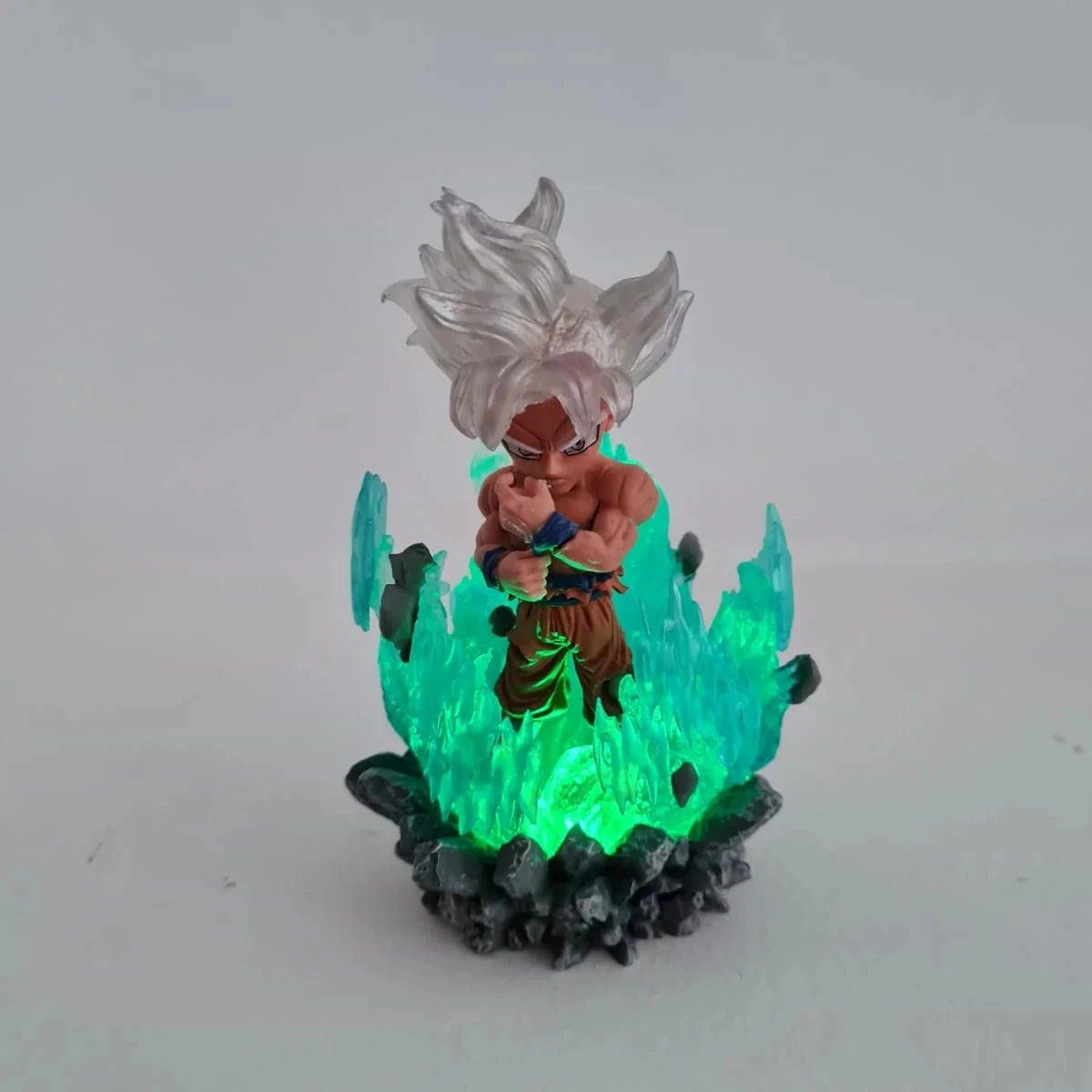 Figura de Goku Ultra Instinto con Luz Multicolor