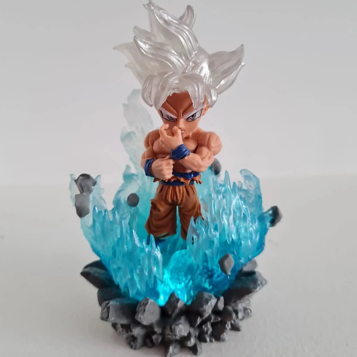 Figura de Goku Ultra Instinto con Luz Multicolor