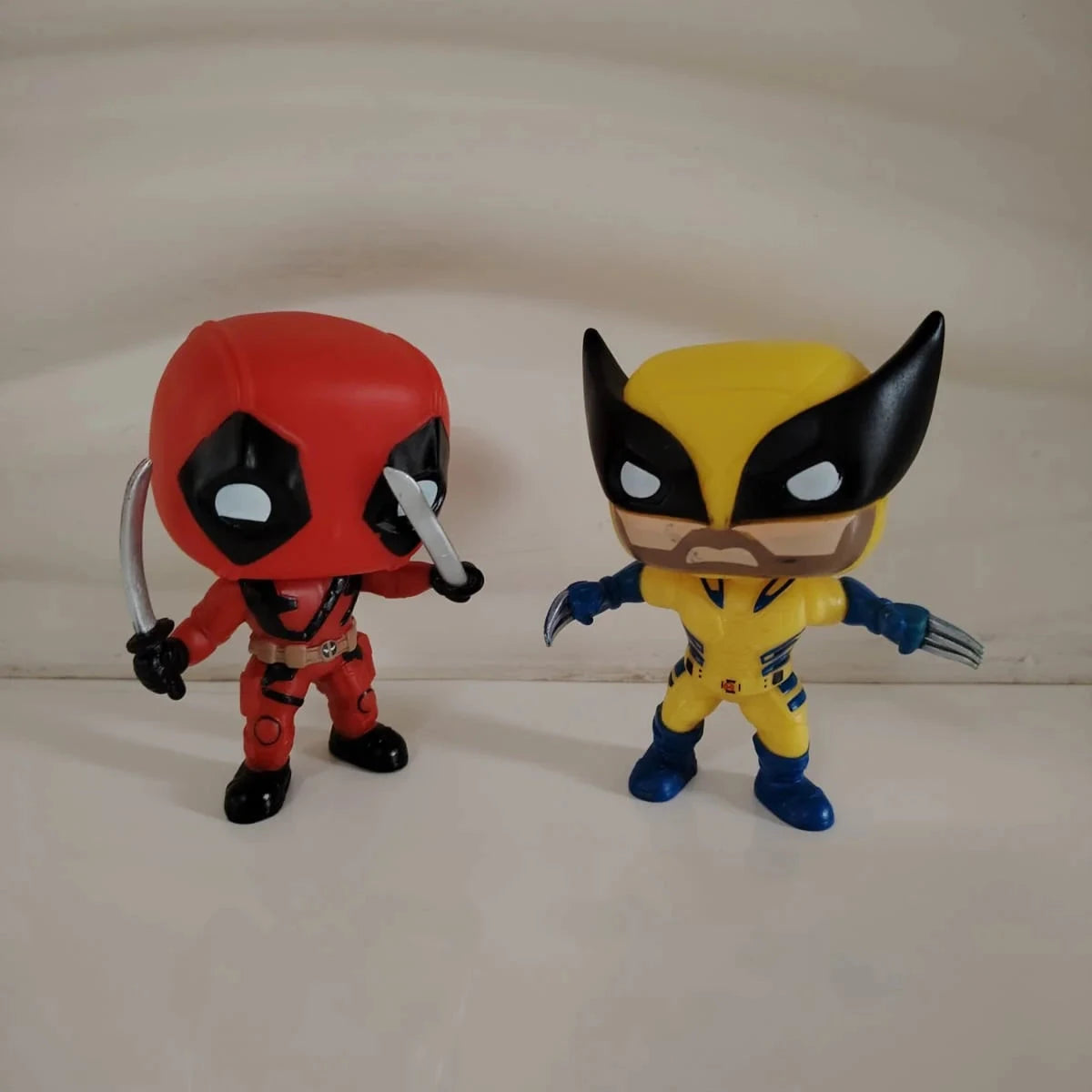 Figuras estilo Funko Pop – Deadpool y Wolverine (sin caja)